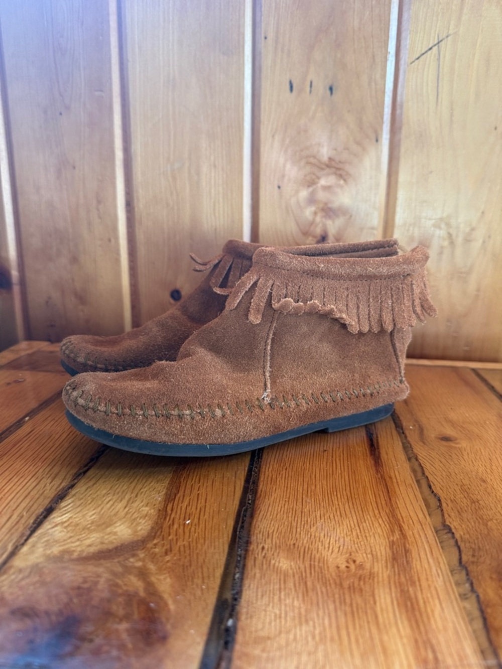 Minnetonka Kids Suede Fringe Moccasins in Chestnut Brown Size 1